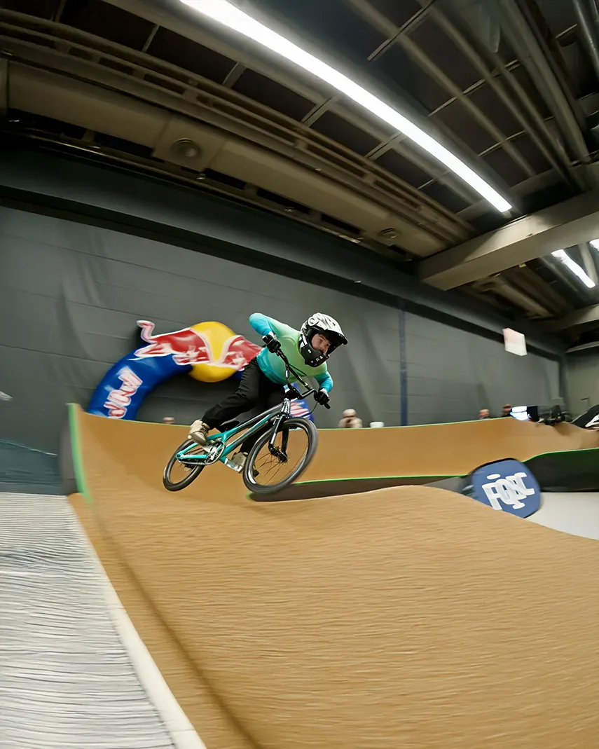 Athlète BMX en plein saut au Festi-Ride